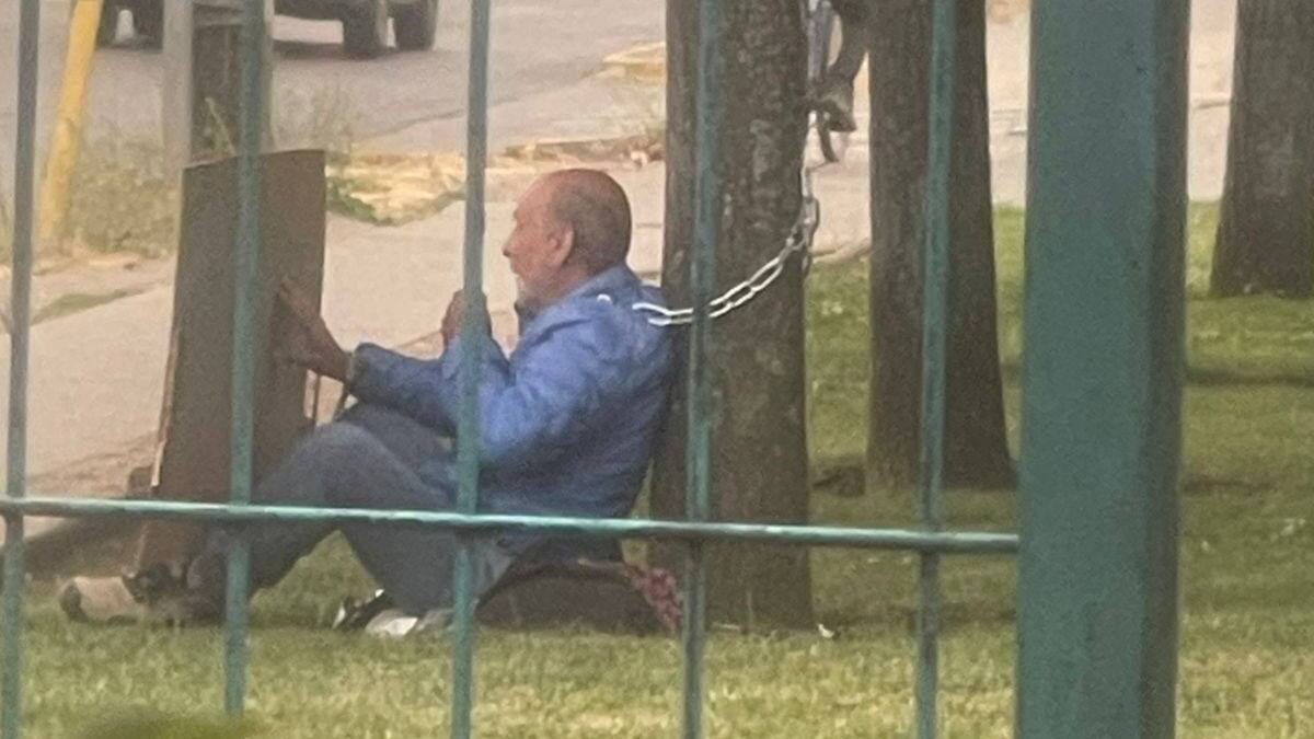 Funcionario de la Universidad del Bío-Bío en Chillán se encadena a árbol: acusa a rector de “no respetar leyes laborales”