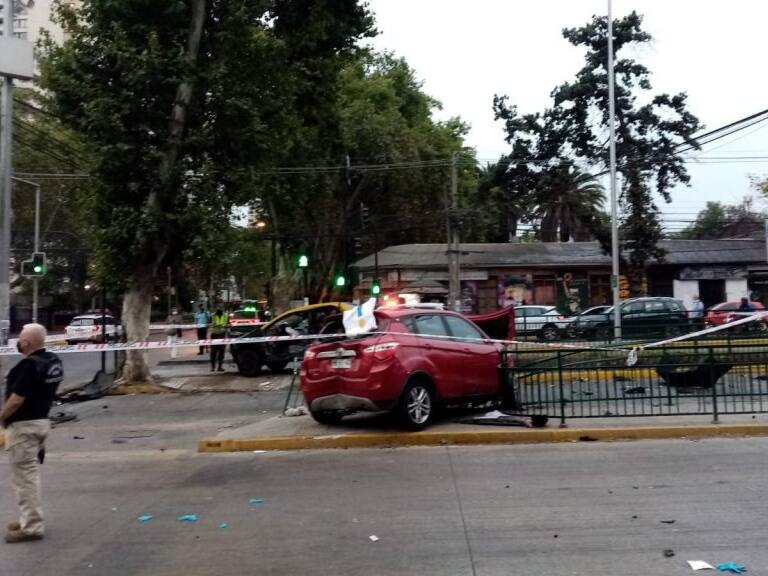 Mujer murió tras fatal accidente en Ñuñoa: taxi en el que se trasladaba chocó con automóvil en el que delincuentes huían tras asalto