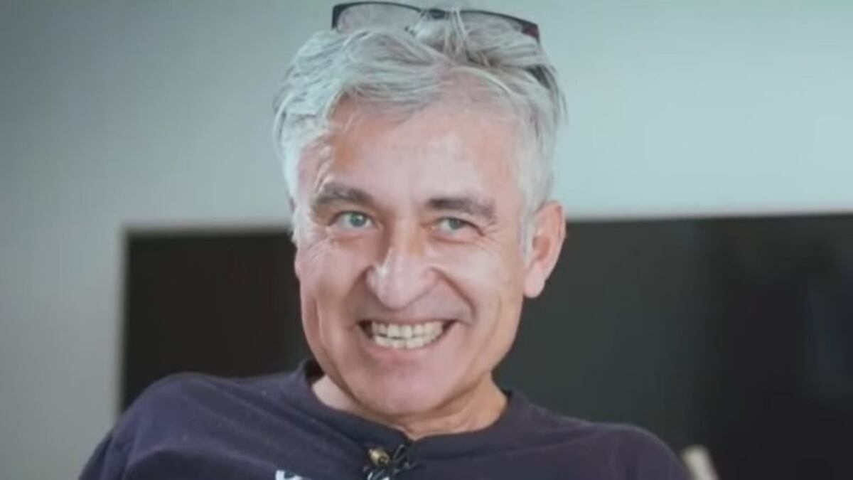 Jorge González fue a votar a local de votación en el que se encontraba la prensa... ¡Y nadie lo vio!