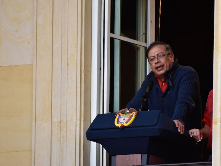El presidente de Colombia, Gustavo Petro, habla ante sus seguidores en Bogotá