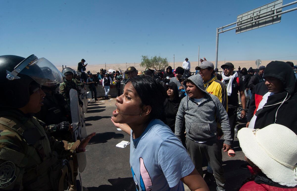 27 ABRIL DE 2023/ARICA Policías peruanos impiden el ingreso a Perú, a migrantes de diferentes nacionalidades que permanecen varados en tierra de nadie en la frontera entre Perú y Chile. Luego de que el Congreso chileno aprobara recientemente dos leyes que brindan nuevas herramientas de control migratorio en un intento por controlar el flujo de migrantes indocumentados, Perú movilizó a 200 policías a su frontera sur. Las leyes aprobadas en Chile permiten la detención de migrantes irregulares sin papeles y amplían el período de detención para gestionar su expulsión.
FOTO:SALVADOR PEDRINI/AGENCIAUNO