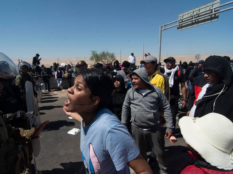 27 ABRIL DE 2023/ARICA Policías peruanos impiden el ingreso a Perú, a migrantes de diferentes nacionalidades que permanecen varados en tierra de nadie en la frontera entre Perú y Chile. Luego de que el Congreso chileno aprobara recientemente dos leyes que brindan nuevas herramientas de control migratorio en un intento por controlar el flujo de migrantes indocumentados, Perú movilizó a 200 policías a su frontera sur. Las leyes aprobadas en Chile permiten la detención de migrantes irregulares sin papeles y amplían el período de detención para gestionar su expulsión.
FOTO:SALVADOR PEDRINI/AGENCIAUNO