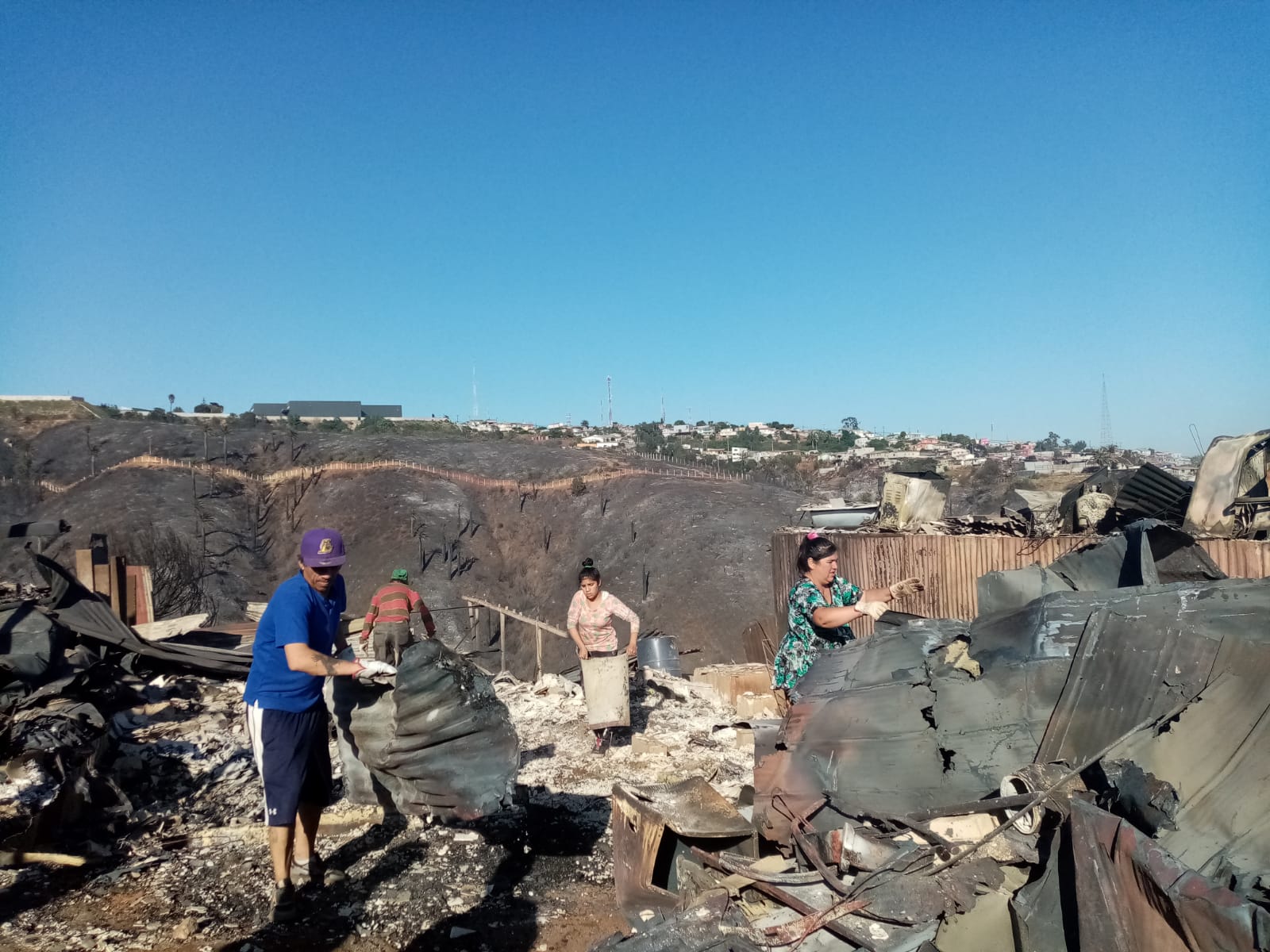 Las cenizas tras el incendio en Población Irene Frei. / ADN.cl