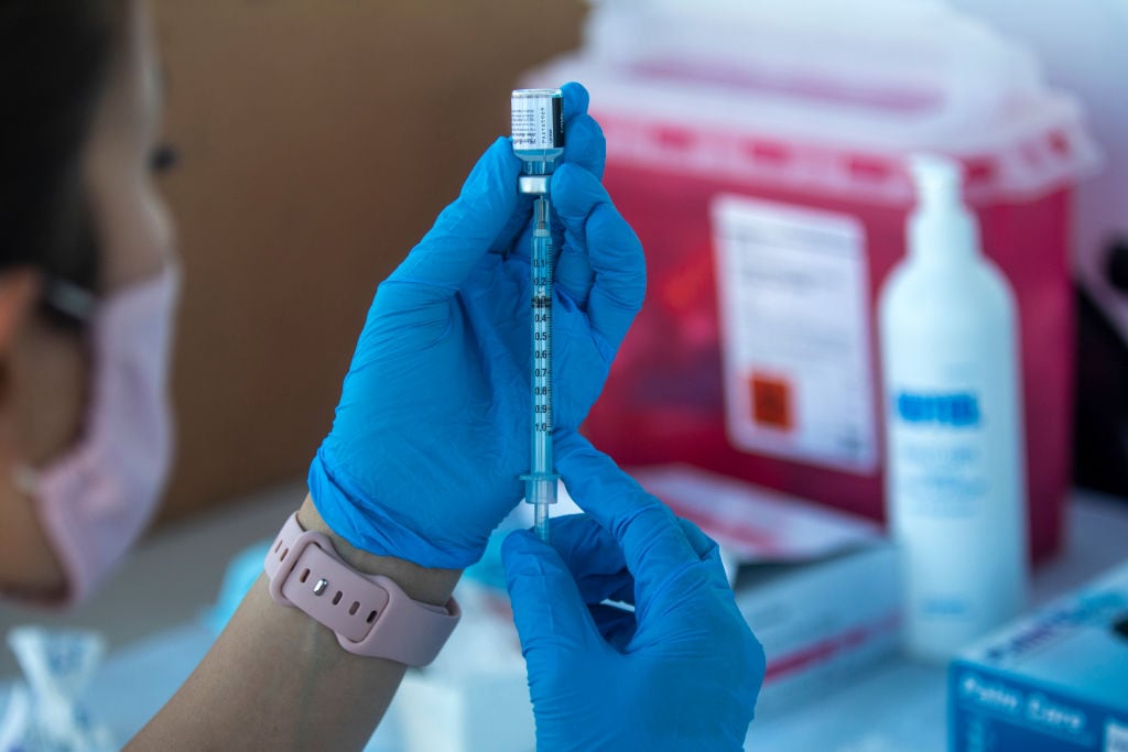 Trabajadora de la salud aplica una vacuna contra el Covid-19 en California
