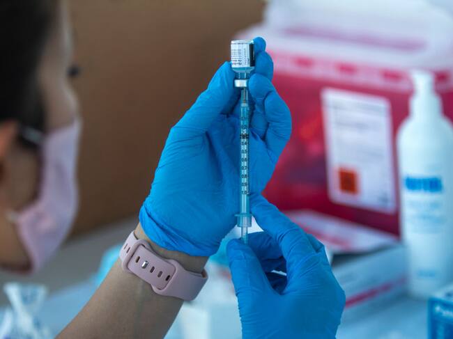Trabajadora de la salud aplica una vacuna contra el Covid-19 en California
