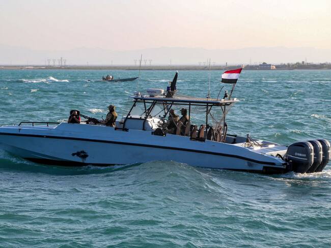 Una patrulla de la guardia costera de Yemen, del gobierno con reconocimiento internacional, vigila la zona marítima en el Mar Rojo.