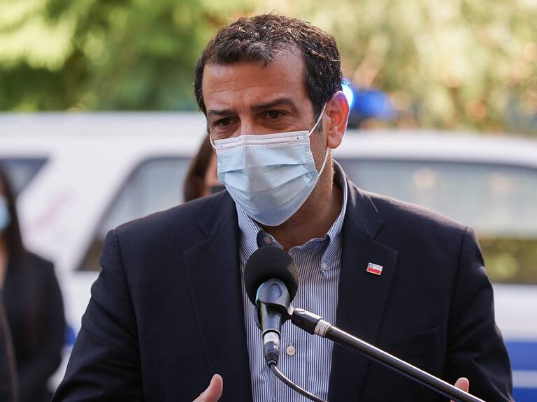 24 de enero de 2022/SANTIAGOEl ministro del Interior y Seguridad Pública, Rodrigo Delgado; el director general de la PDI, Sergio Muñoz; la subsecretaria de Prevención del Delito, María José Gómez; el subdirector de Investigación Policial y Criminalística, prefecto general Lautaro Arias y el fiscal regional Metropolitano Sur, Héctor Barros, dan a conocer el resultado de una investigación desarrollada por detectives de la Brigada de Investigación Criminal José María Caro en conjunto con su equipo MT0, donde tras meses de investigación, lograron la incautación de más de 170kg de diferentes tipos droga, además de armas de fuego. La banda delictual, compuesta por chilenos y colombianos, acopiaban la droga en San José de Maipo para posteriormente distribuirla en la comuna de Lo Espejo. Cabe hacer presente que además de lo anterior disponían de un laboratorio artesanal en Santiago Centro con la finalidad de abultar las distintas sustancias ilícitas para así conseguir mayores dividendos de ésta
FOTO: FRANCISCO CASTILLO /AGENCIAUNO