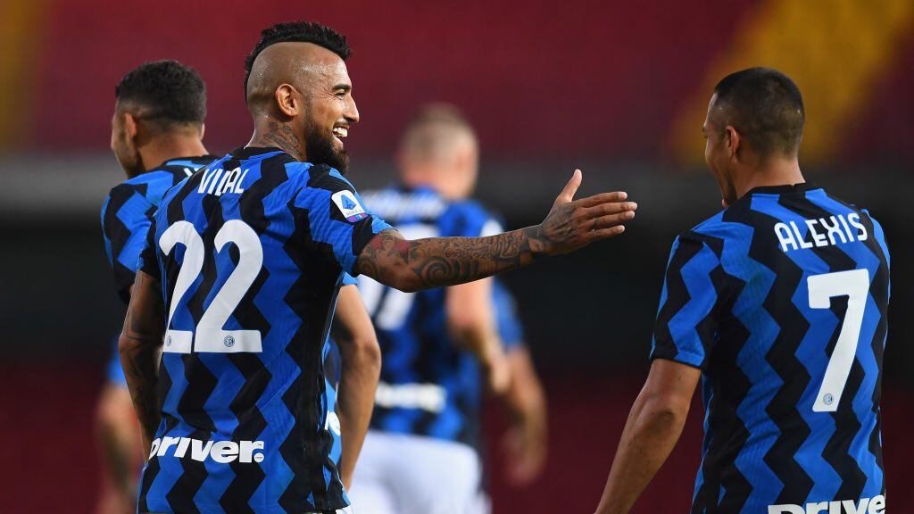 BENEVENTO, ITALY - SEPTEMBER 30:  Arturo Vidal and Alexis Sanchez of FC Internazionale celebrate during the Serie A match between Benevento Calcio and FC Internazionale at Stadio Ciro Vigorito on September 30, 2020 in Benevento, Italy.  (Photo by Claudio Villa - Inter/Inter via Getty Images)