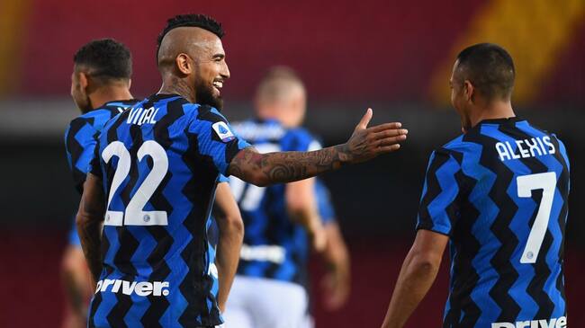 BENEVENTO, ITALY - SEPTEMBER 30: Arturo Vidal and Alexis Sanchez of FC Internazionale celebrate during the Serie A match between Benevento Calcio and FC Internazionale at Stadio Ciro Vigorito on September 30, 2020 in Benevento, Italy. (Photo by Claudio Villa - Inter/Inter via Getty Images)