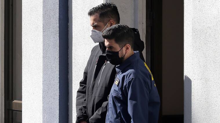 21 de agosto de 2020/SANTIAGO Personal de la brigada de derechos humanos de la PDI detuvo en horas de la madrugada al ex coronel de carabineros Claudio Crespo acusado de disparar en contra de Gustavo Gatica con resultado de la pérdida de uno de sus ojos. En la imagen el ex uniformado es trasladado al centro de justicia
FOTO: FRANCISCO CASTILLO/AGENCIAUNO