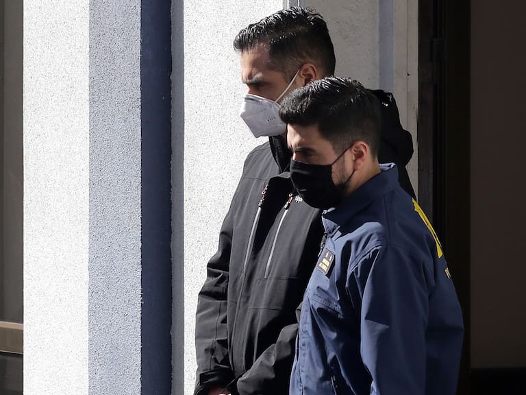 21 de agosto de 2020/SANTIAGO Personal de la brigada de derechos humanos de la PDI detuvo en horas de la madrugada al ex coronel de carabineros Claudio Crespo acusado de disparar en contra de Gustavo Gatica con resultado de la pérdida de uno de sus ojos. En la imagen el ex uniformado es trasladado al centro de justicia
FOTO: FRANCISCO CASTILLO/AGENCIAUNO