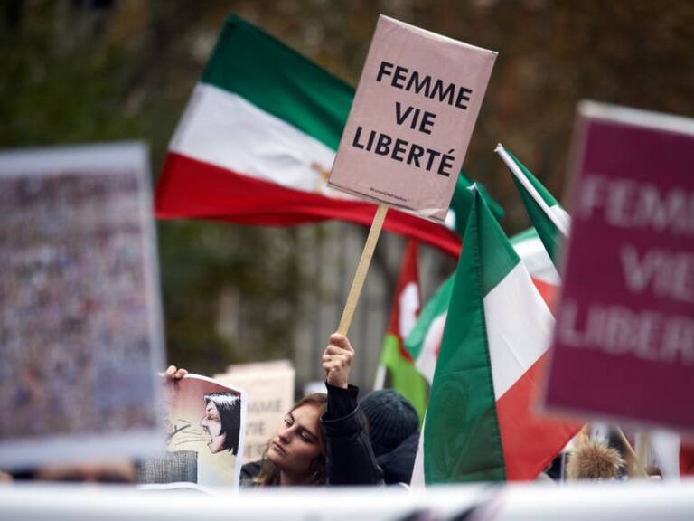 Irán disuelve policía de la moral y gobierno se abre a una «flexibilización» por vestimenta de mujeres