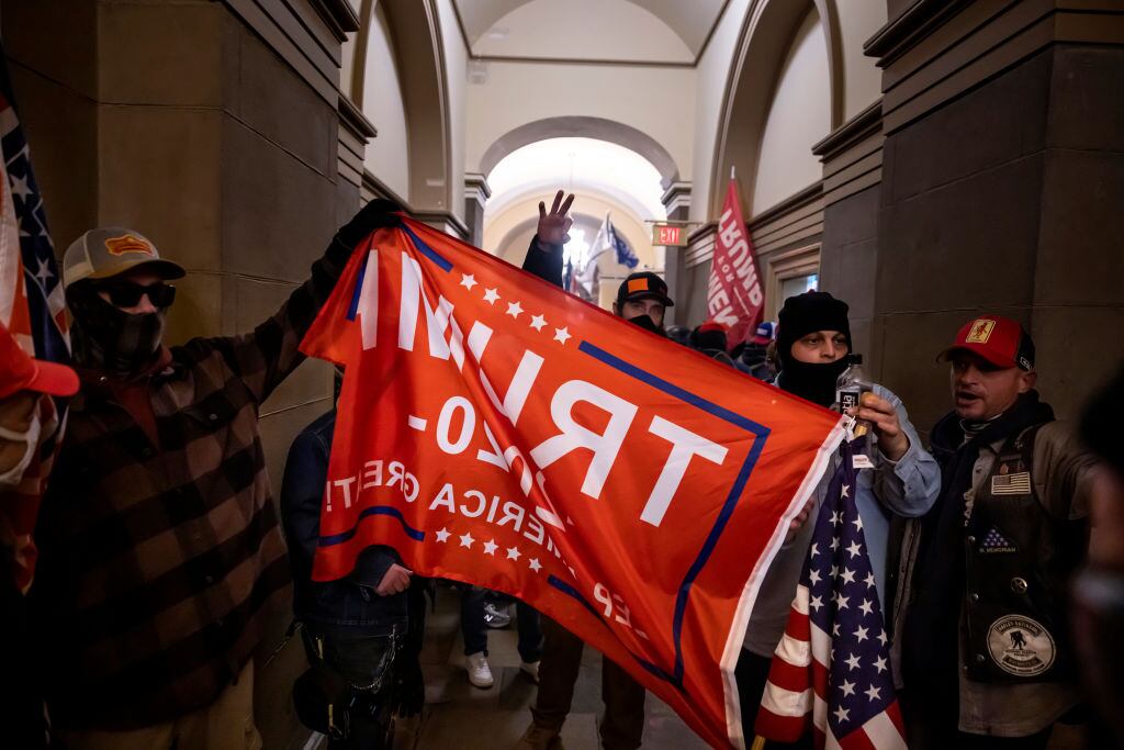 Fanáticos de Trump celebran el ingreso al Capitolio de Washington