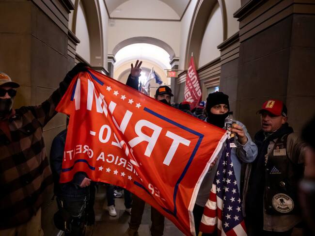 Fanáticos de Trump celebran el ingreso al Capitolio de Washington