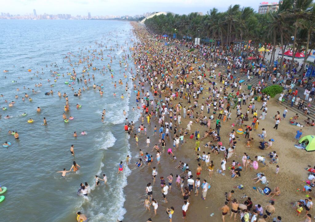 Alta concurrencia en la playa Haikou en China