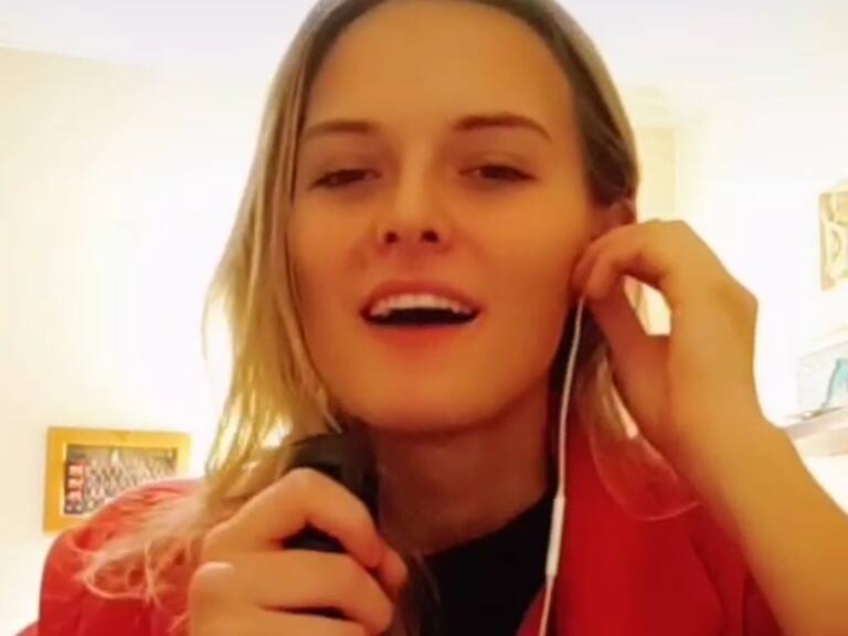 Delfina Bascuñán imita la locución que se usa en los noticieros