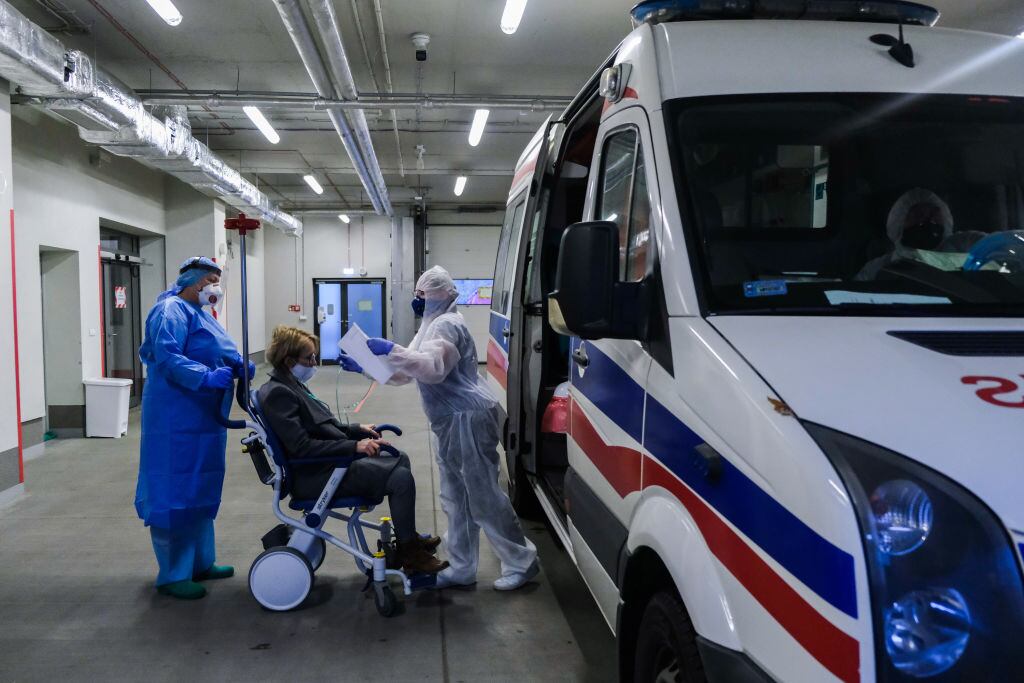 Trabajadores de la salud asisten a un paciente del Covid-19 en Polonia