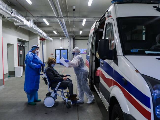 Trabajadores de la salud asisten a un paciente del Covid-19 en Polonia