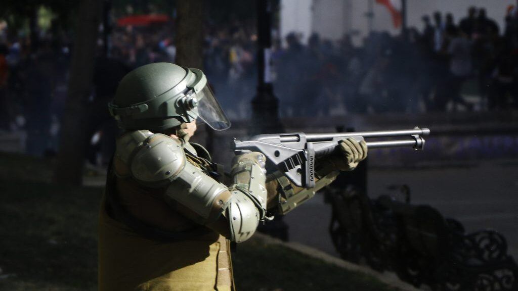 29 de Octubre de 2019/SANTIAGOManifestantes y carabineros se enfrentan en paseo Bulnes durante un nuevo llamado a marchar por las calles hasta La Moneda lo que fue impedido por carabineros. En la imagen efectivos disparan perdigones
FOTO:MARIO DAVILA/AGENCIAUNO