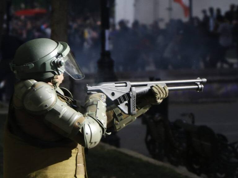 29 de Octubre de 2019/SANTIAGOManifestantes y carabineros se enfrentan en paseo Bulnes durante un nuevo llamado a marchar por las calles hasta La Moneda lo que fue impedido por carabineros. En la imagen efectivos disparan perdigones
FOTO:MARIO DAVILA/AGENCIAUNO
