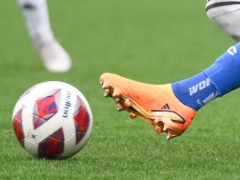 Ex fiscal advierte de los peligrosos vínculos de las casas de apuestas con el fútbol chileno