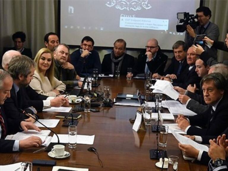 Con pelea se rechazó veto presidencial por reajuste de salario mínimo en comisión unida