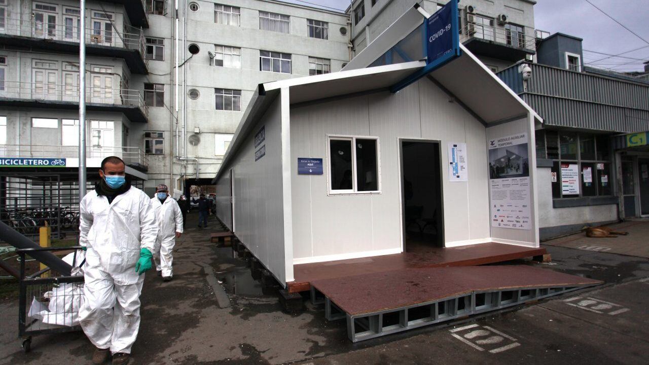 24 DE JUNIO DE 2020/SANTIAGO
U. de Chile inaugura nuevo módulo sanitario auxiliar de urgencias en el Hospital Clínico José Joaquín Aguirre. La estructura está diseñada y cuenta con materiales específicos para recibir a pacientes COVID-19 y así disminuir el contagio entre otros usuarios y personal de salud. El módulo diseñado y construido por profesores y estudiantes de la Facultad de Arquitectura y Urbanismo de la U. de Chile será replicado en otros recintos de salud como la ex Posta.
FOTO: AILEN DIAZ/AGENCIAUNO