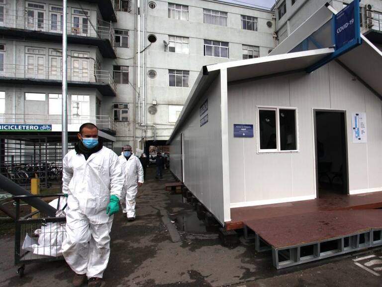 24 DE JUNIO DE 2020/SANTIAGO
U. de Chile inaugura nuevo módulo sanitario auxiliar de urgencias en el Hospital Clínico José Joaquín Aguirre. La estructura está diseñada y cuenta con materiales específicos para recibir a pacientes COVID-19 y así disminuir el contagio entre otros usuarios y personal de salud. El módulo diseñado y construido por profesores y estudiantes de la Facultad de Arquitectura y Urbanismo de la U. de Chile será replicado en otros recintos de salud como la ex Posta.
FOTO: AILEN DIAZ/AGENCIAUNO