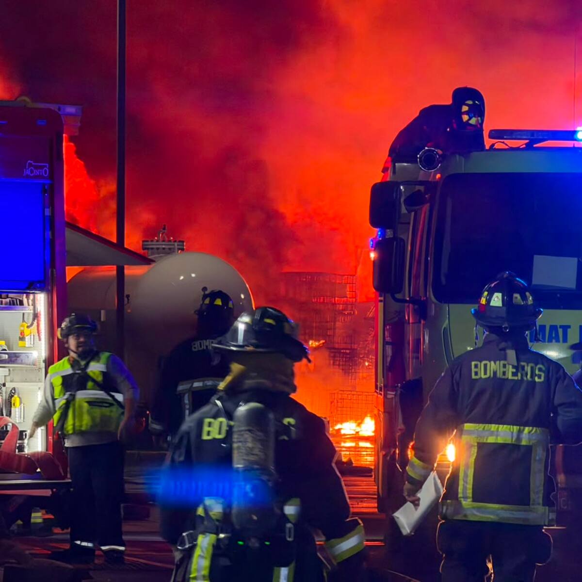 “Está descontrolado”: alcaldesa de Quilicura confirma que incendio químico ya se propagó a otra empresa