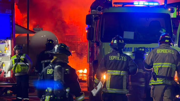 “Está descontrolado”: alcaldesa de Quilicura confirma que incendio químico ya se propagó a otra empresa
