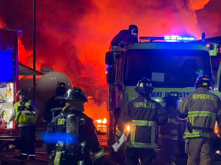 Incendio químico que afecta a empresa de Quilicura
