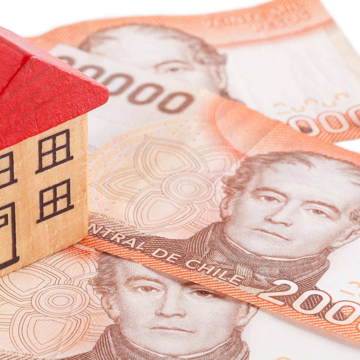 Beneficio para extranjeros con residencia en Chile entrega 2.200 UF para comprar una casa: revisa los requisitos
