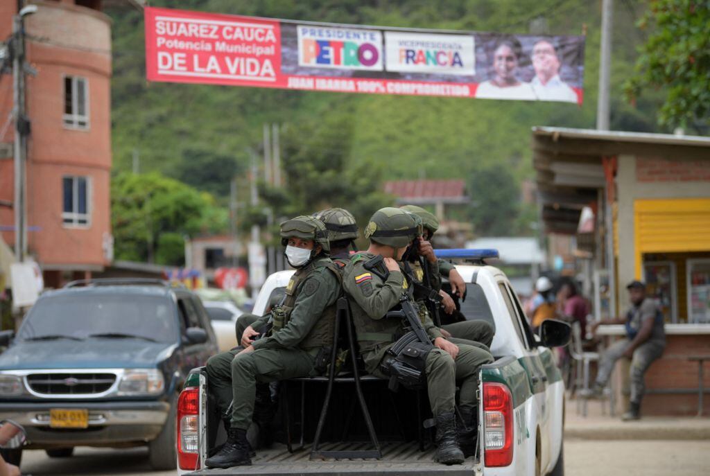 Policías acompañan al candidato presidencial colombiano Gustavo Petro