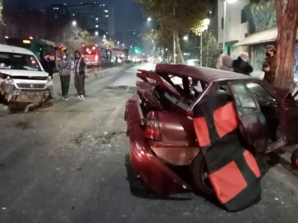 Cuatro vehículos chocados y dos lesionados deja accidente de tránsito en Santiago Centro