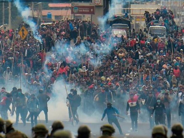 Las manifestaciones se toman Quito a pesar del despliegue de tanquetas y blindados militares