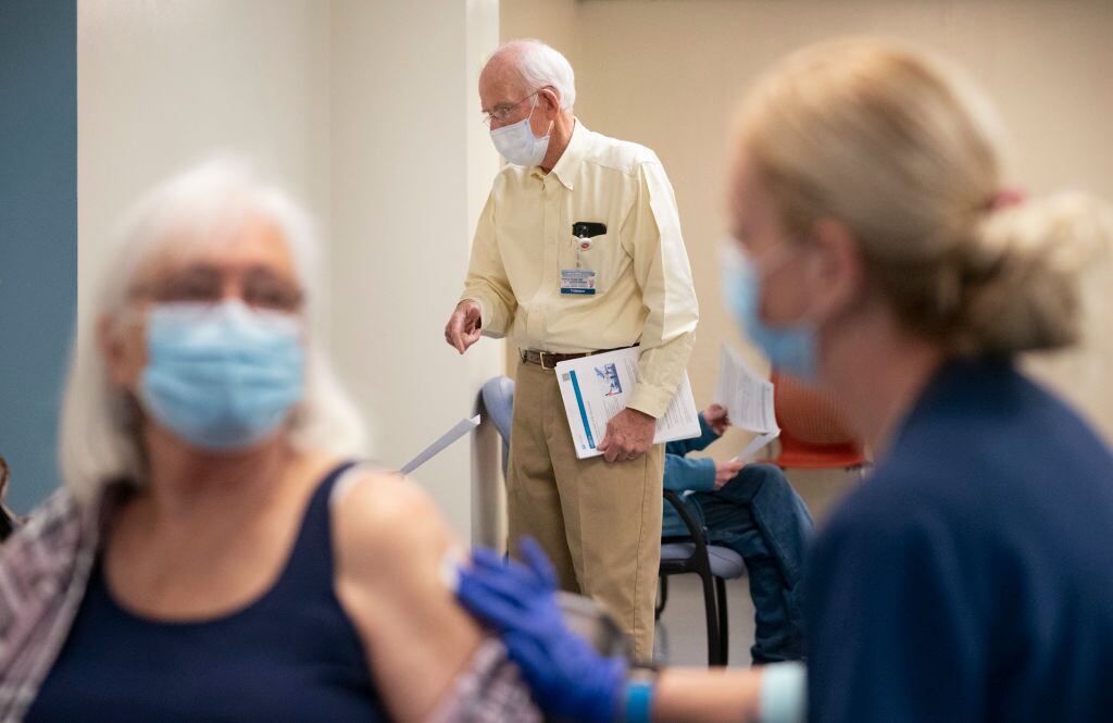 Personas adultas mayores reciben sus vacunas contra el Covid-19 en Noruega