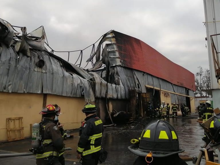 Incendio industrial de grandes proporciones se registró en Coquimbo: siniestro se encuentra controlado pero no extinto