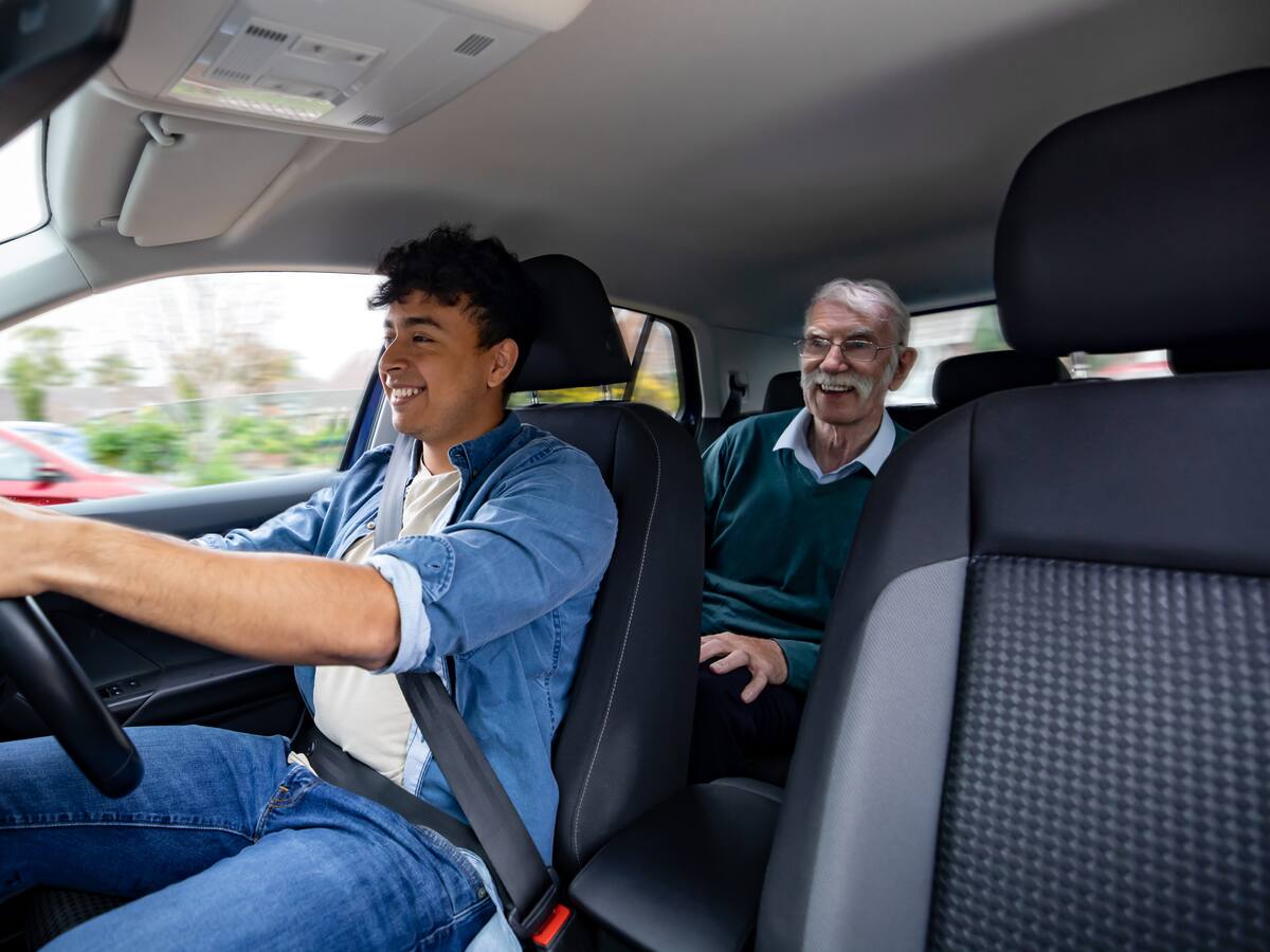 Uber Seniors llega a Chile: la opción que facilita la movilización de las personas mayores