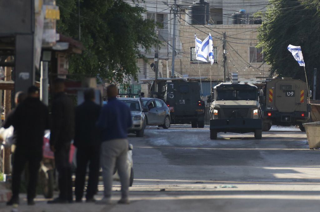Un vehículo blindado de las fuerzas de seguridad de Israel avanza por las calles de la Cisjordania ocupada en el territorio de Palestina