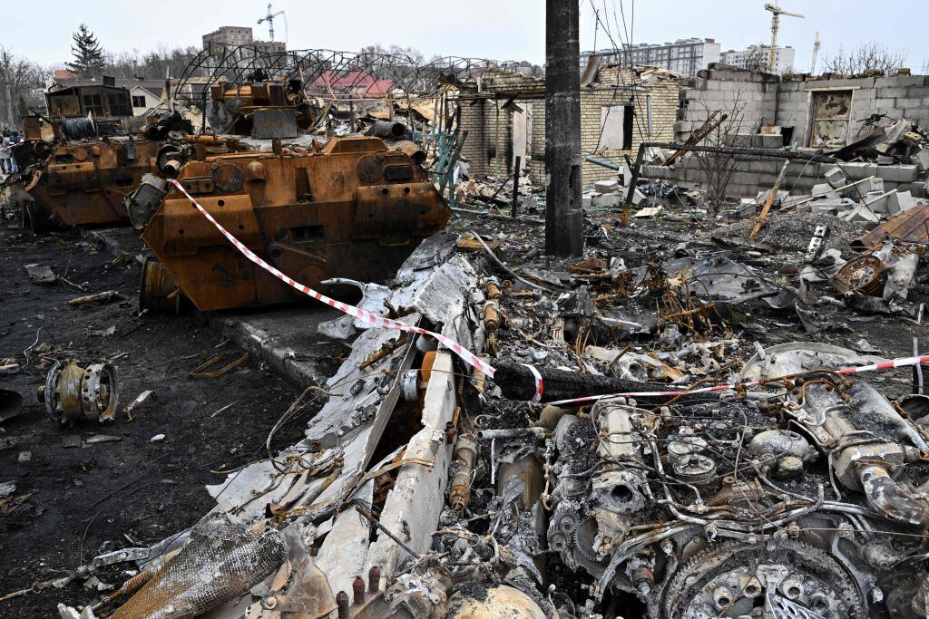 Vehículos y residencias destruidas en la ciudad de Bucha