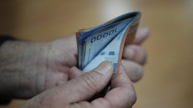 9 de julio de 2014/SANTIAGO
Detalle de billetes que suman 225 mil pesos, lo que equivale al salario mínimo que fue aprobado hoy por el senado.
FOTO: DAVID VON BLOHN/ AGENCIAUNO