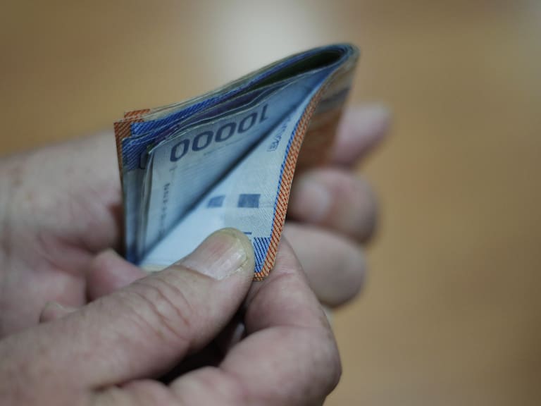 Estudio reveló que 30% de los hogares en Chile mantiene deudas en el sistema informal