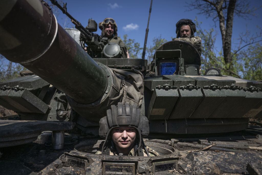Militares de Ucrania aguardan el combate en una ruta de Donetsk