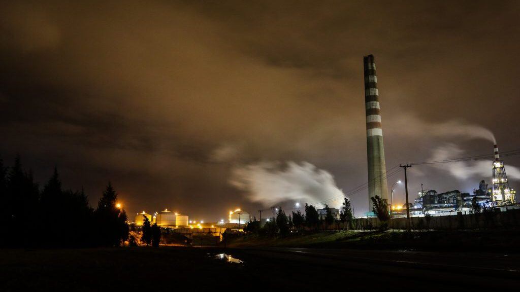 31 de Agosto de 2018 / QUINTEROVista nocturna de las chimeneas de Codelco.
El sector que comprende a la bahía de Quintero, al puerto de Ventanas y a la comuna de Puchuncaví, se mantiene con alerta amarilla y a más de 300 personas con afecciones de salud debido a la mala calidad del aire tras las emergencias sufridas los días 21 y 23 de agosto pasados, tras la emanación de gases tóxicos desde una de las empresas instaladas en el llamado "Cordón Industrial" de la zona. 
FOTO: HANS SCOTT / AGENCIAUNO