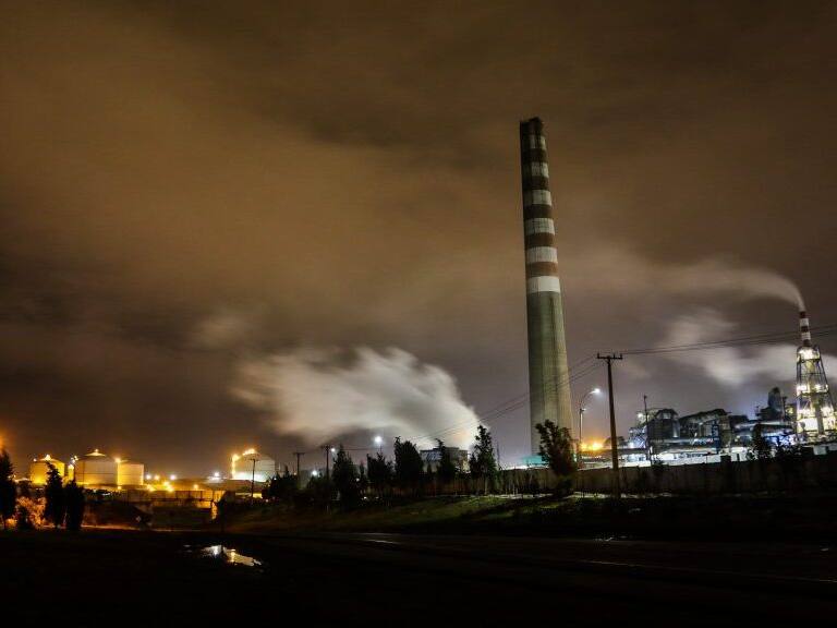 31 de Agosto de 2018 / QUINTEROVista nocturna de las chimeneas de Codelco.
El sector que comprende a la bahía de Quintero, al puerto de Ventanas y a la comuna de Puchuncaví, se mantiene con alerta amarilla y a más de 300 personas con afecciones de salud debido a la mala calidad del aire tras las emergencias sufridas los días 21 y 23 de agosto pasados, tras la emanación de gases tóxicos desde una de las empresas instaladas en el llamado "Cordón Industrial" de la zona.
FOTO: HANS SCOTT / AGENCIAUNO