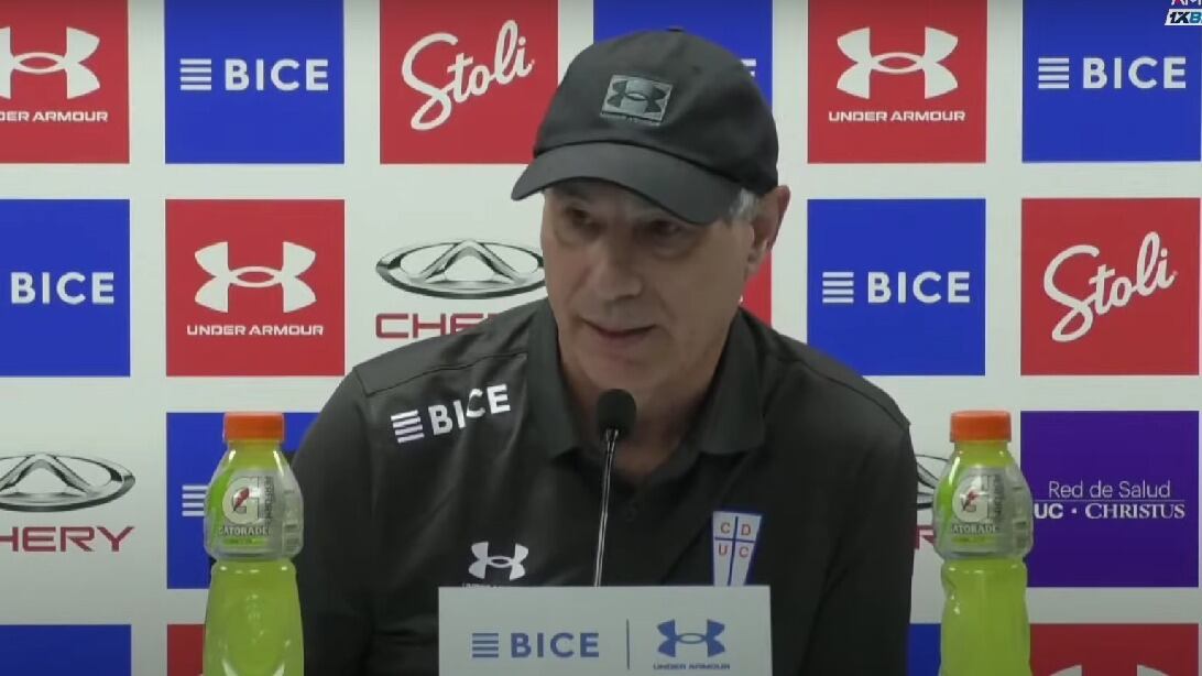 Ariel Holan se preocupa e insiste en más refuerzos para la UC: "Debemos tener dos futbolistas por puesto y no los tenemos"