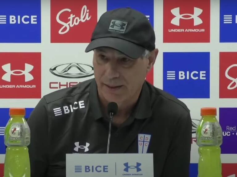 Ariel Holan se preocupa e insiste en más refuerzos para la UC: "Debemos tener dos futbolistas por puesto y no los tenemos"