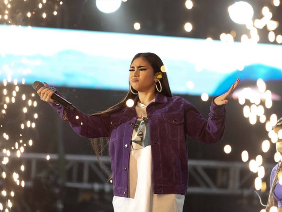 Tecladista de Paloma Mami se tapó el ojo al ser enfocado por las cámaras