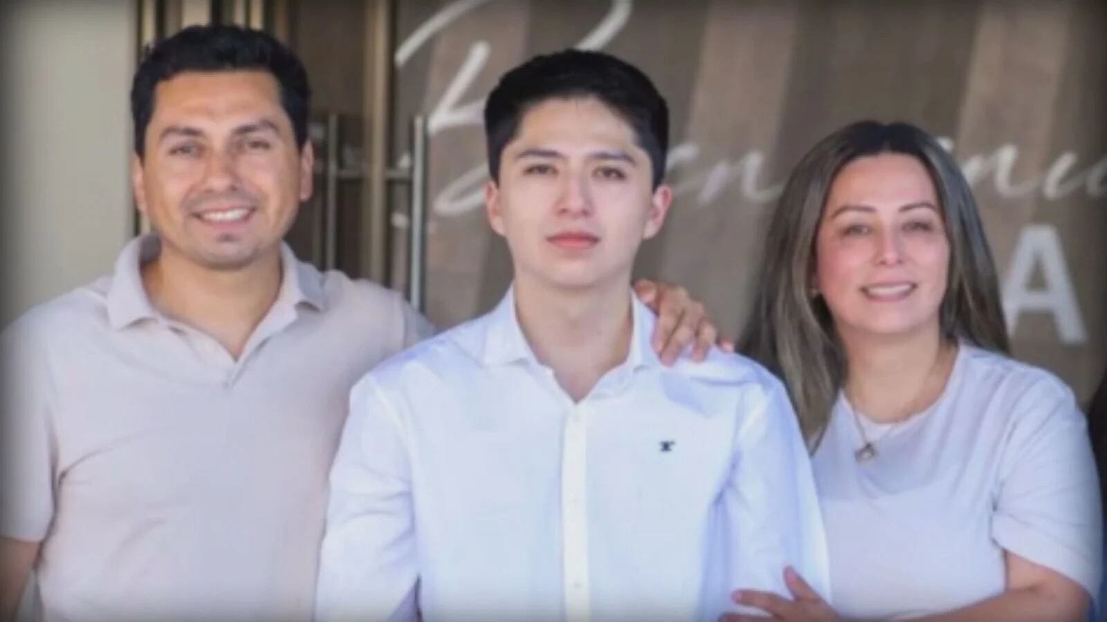Cristóbal Miranda junto a sus padres
