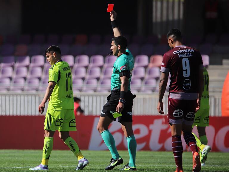 Fabián Hormazábal recibió dos tarjetas amarillas en dos minutos